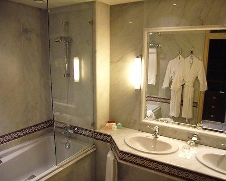 Crystal Rose Hostel Кумасі Екстер'єр фото